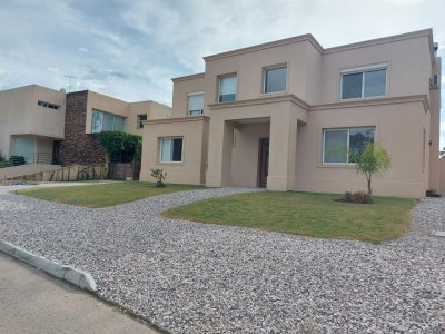 CASA MUY AMPLIA  Y COMODA BARRIO PRIVADO