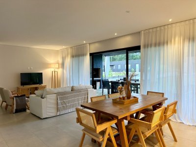 Moderna casa minimalista en espectacular zona de San Rafael, 3 dormitorios.