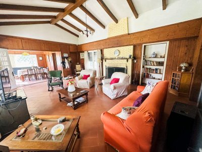 Casa en zona de colegios con excelente terreno de 2832 m².