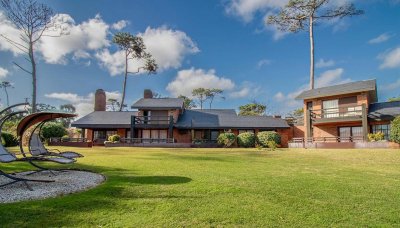 Venta casa en Pinares de 8 dormitorios.