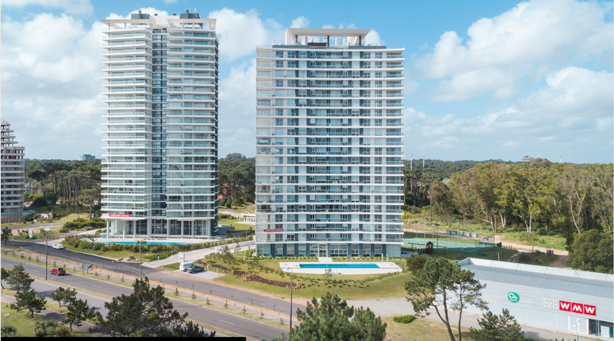 Venta Apartamento  1 dormitorio torre categoria Av rRoosevelt