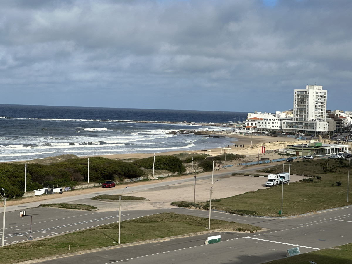 Venta de apartamento en primera linea dos dormitorios y dos baños en torre de categoría con la mejor vista.