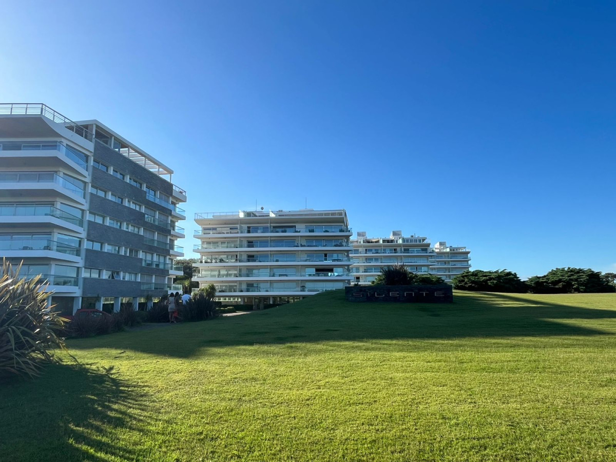 Venta y Alquiler Apartamento 3 dormitorios Torre con amenities Playa Brava