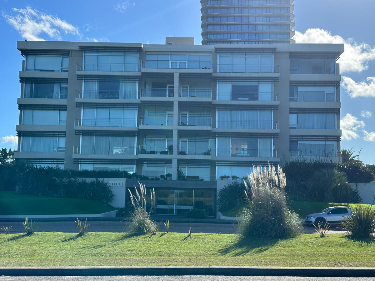 Venta Apartamento Primera Linea Playa Brava 3 dormitorios y servicio 