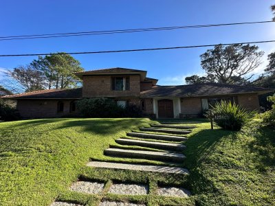 Venta casa 8 Dormitorios Barrio San Rafael