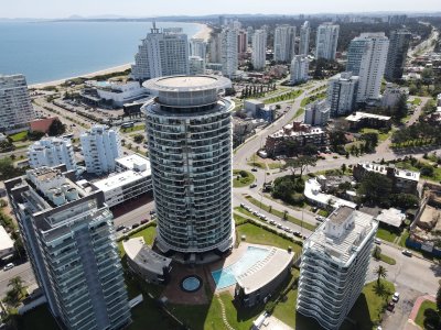 Venta Apartamento tres dormitorios en Artower