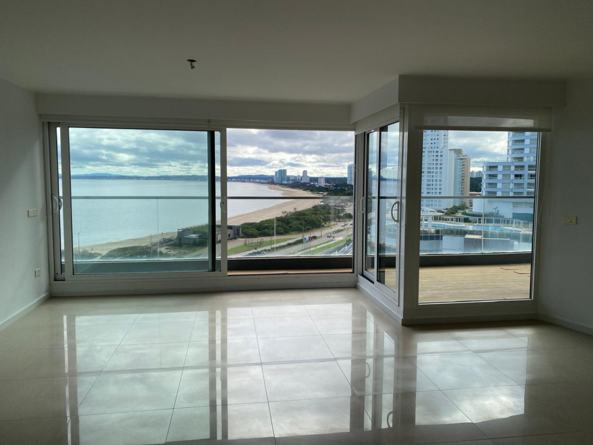 Venta Apartamento 3 dormitorios  Primera linea Playa Mansa  Torre con amenities y espacio verde