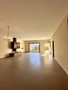 Casa chalet mas estudio profesional en el centro de Paysandu en alquiler