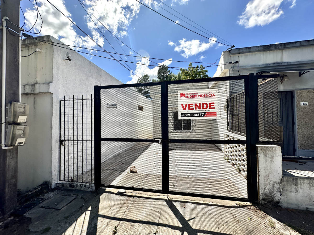 Se vende casa con entrega muy accesible y gran fondo