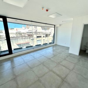 Oficina de 28 m² en Torre de la Defensa con balcón hacia Zorrilla de San Martín