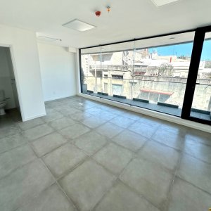 ÚLTIMA OFICINA CON BALCÓN DISPONIBLE