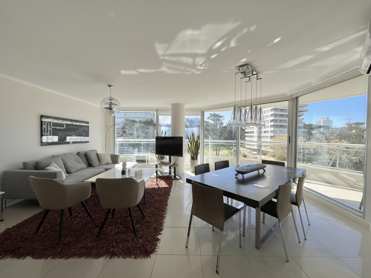 Apartamento alquiler anual Punta del este 3 dormitorios más dependencia Aidy grill