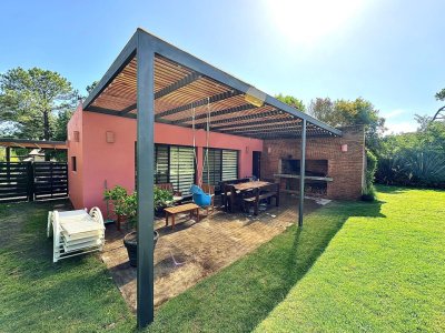 Casa 2 dormitorios en Playa Mansa, parrillero, piscina y jacuzzi.