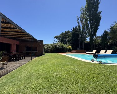 Casa 2 dormitorios en Pinares, parrillero, piscina y jacuzzi.