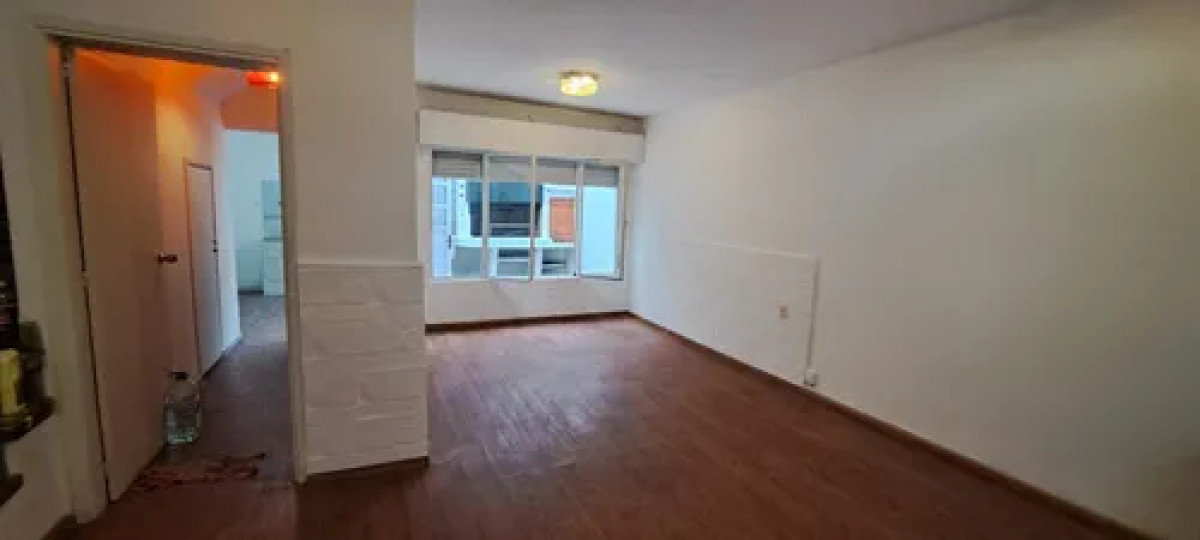 Alquilo apartamento tipo casa, 2 dormitorios, Cordón 