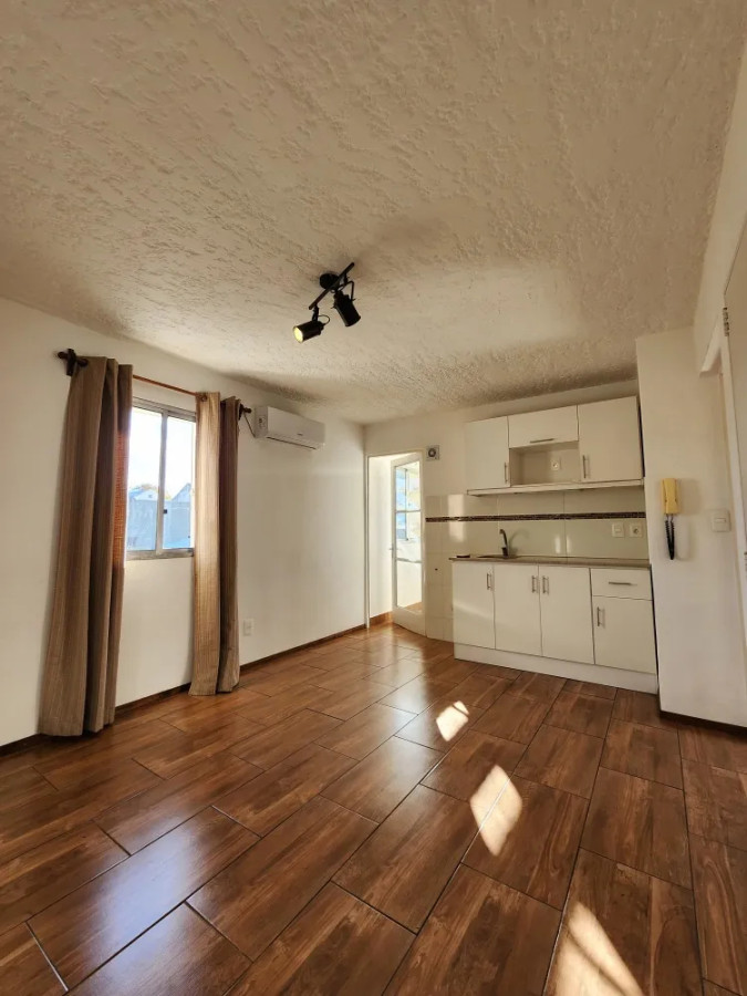 Vendo apartamento de 1 dormitorio en Aguada con cochera