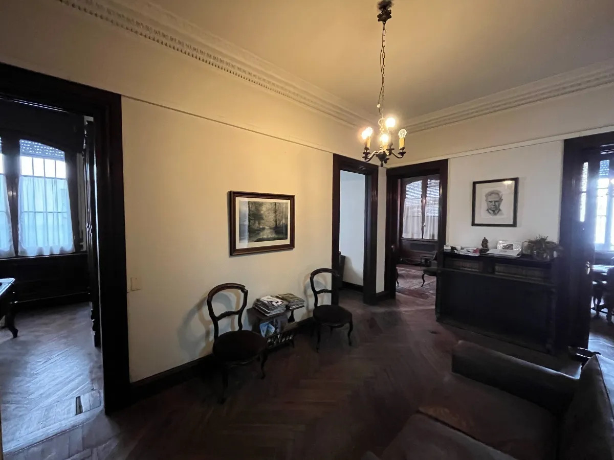 Vendo casa 6 dormitorios 3 baños y garage en Ciudad Vieja