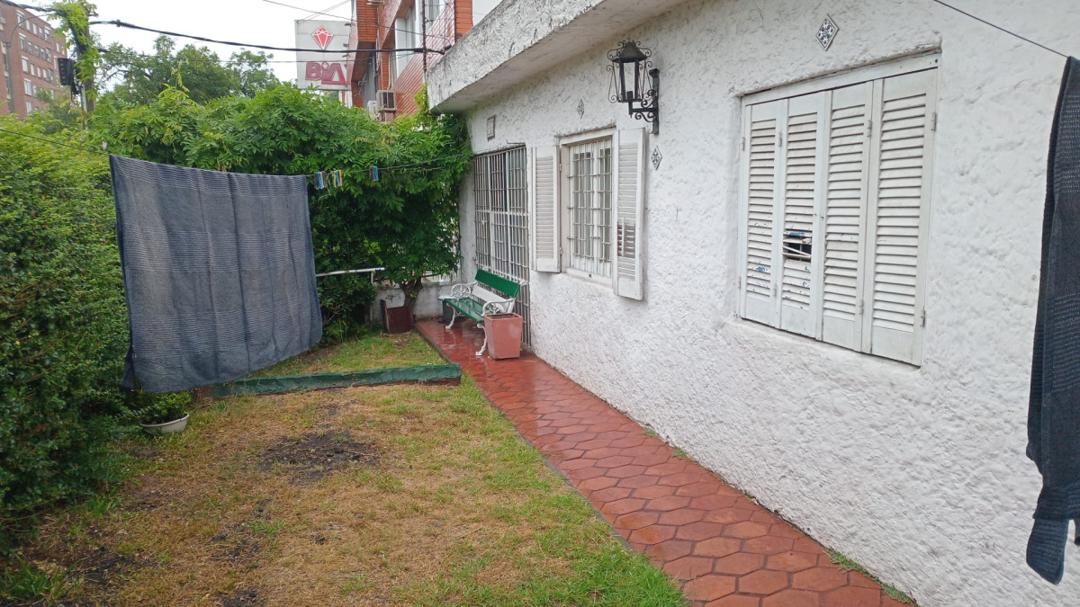 Vendo casa 4 dormitorios 2 baños por Bv. José Batlle y Ordóñez 