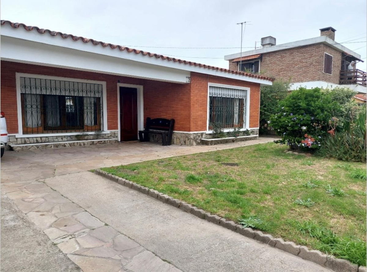 Venta casa 2 dormitorios más apartamento Lagomar 