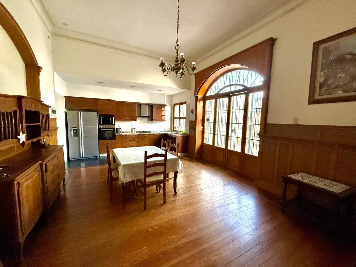Vendo casa de 5 dormitorios en zona de Bella Vista 