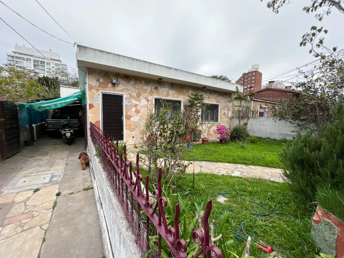 Vendo padrón con dos casas en Malvín con amplia cochera y patio