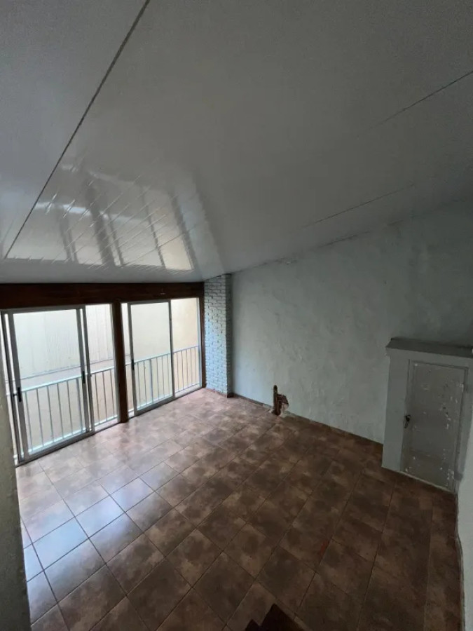 Vendo casa de 5 dormitorios con amplio galpón en Tres Cruces