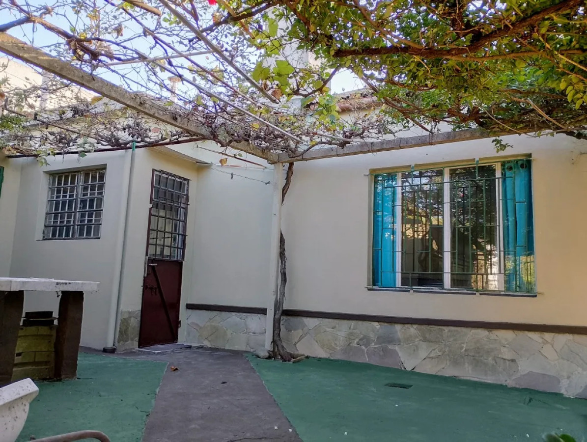 Vendo casa de 2 dormitorios en el Prado con cochera y jardín