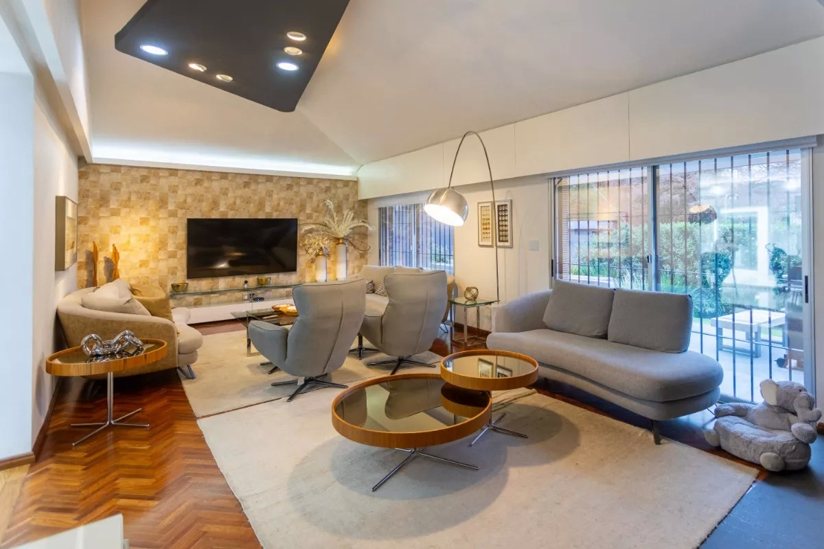 Vendo casa de 3 dormitorios en Punta Gorda con cochera y todas las comodidades