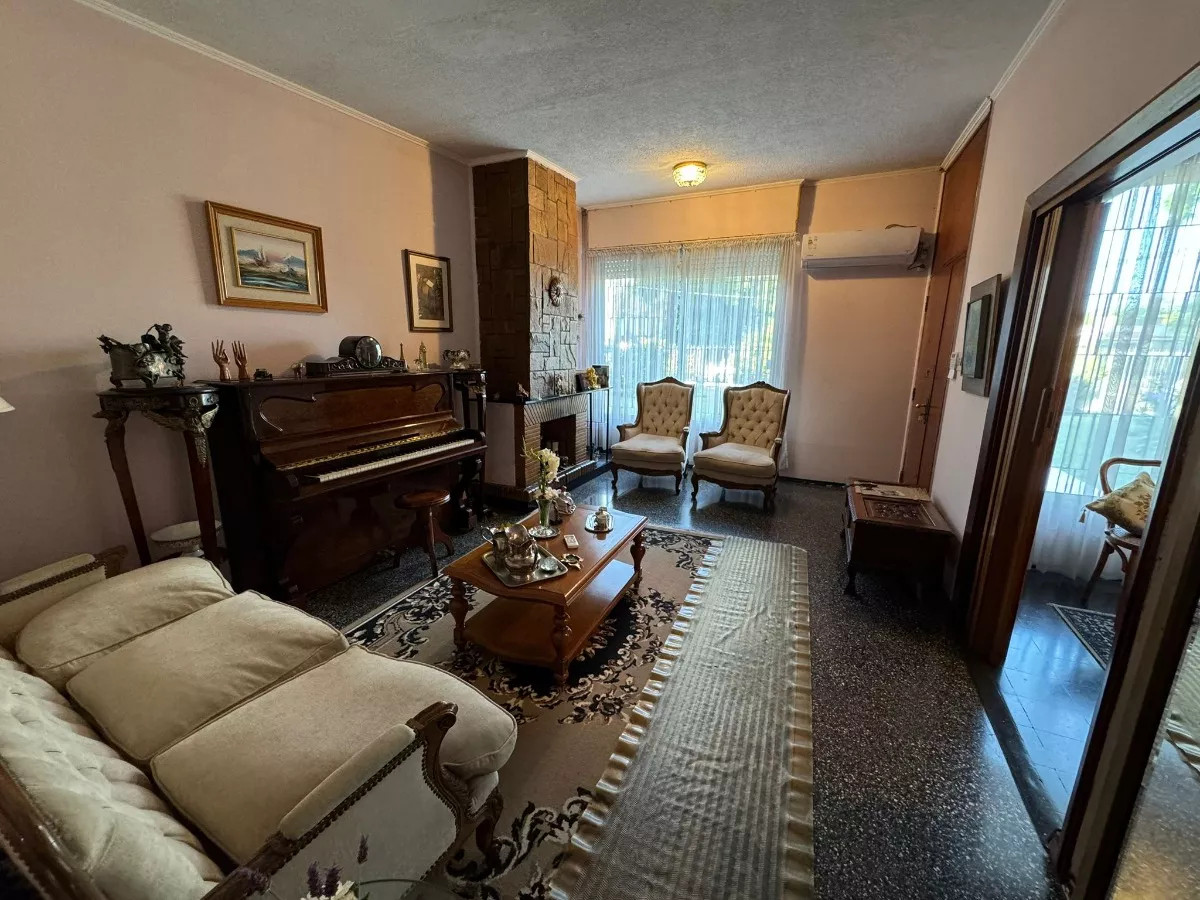 Vendo casa 5 dormitorios en Punta Gorda con garage y piscina