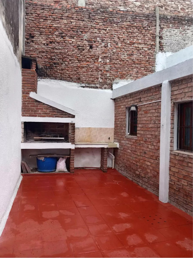 Alquilo casa 2 dormitorios en La Comercial con patio y parrillero