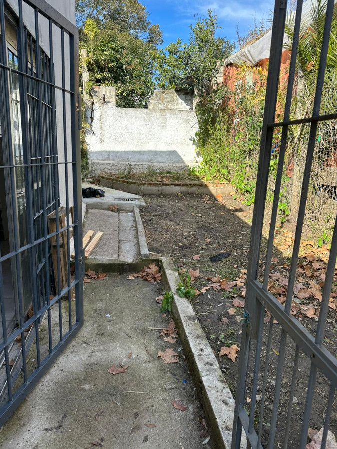 Alquiler Casa 2 Dormitorios,1 baño, Patio y espacio para auto, Santiago vazquez 