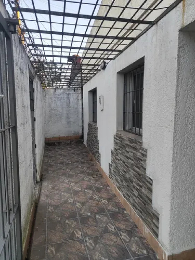 Alquilo casa de 3 dormitorios con garage en el Cerrito 