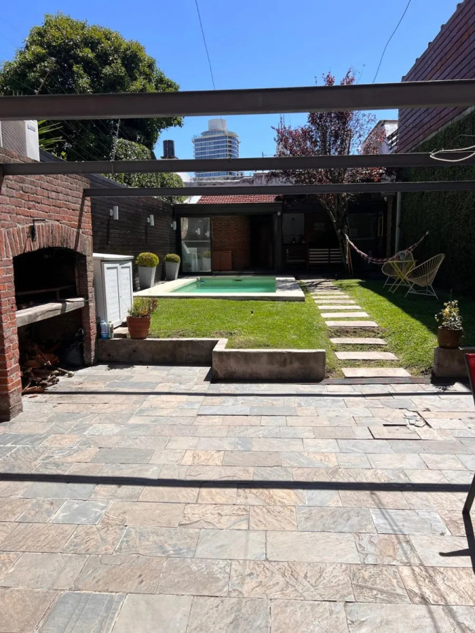 Vendo casa en Pocitos de 2 plantas, con piscina climatizada. 