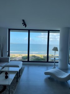 Venta apartamento dos dormitorios Punta del este Playa Mansa edificio Venetian 