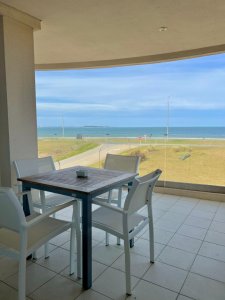 Venta apartamento dos dormitorios Punta del este Playa Mansa Vista al Mar