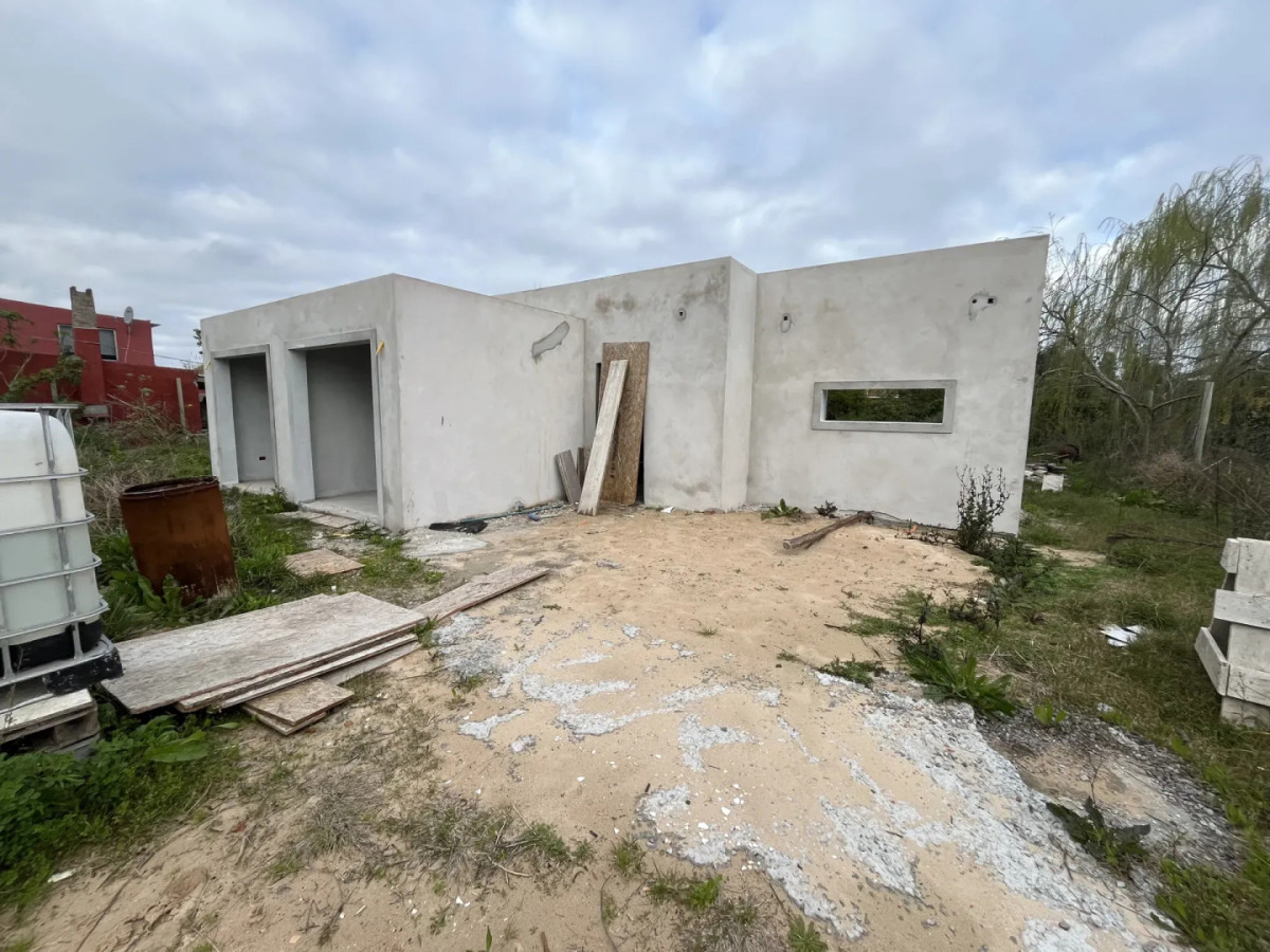 CASA A TERMINAR CUENTA CON 90 Mtrs CONSTRUIDOS DE 3 DORMITORIOS Y 2 BAÑOS EN EL TESORO