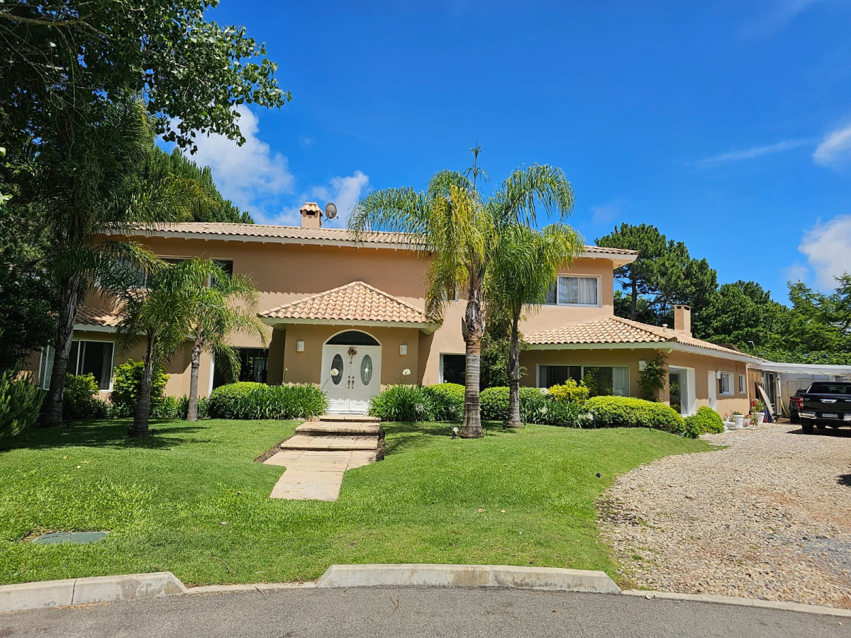 IMPORTANTE RESIDENCIA EN BARRIO PRIVADO