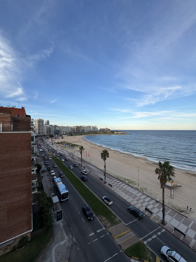 Venta Apartamento Pocitos Piso Alto- 3 Dormitorios- Frente al mar