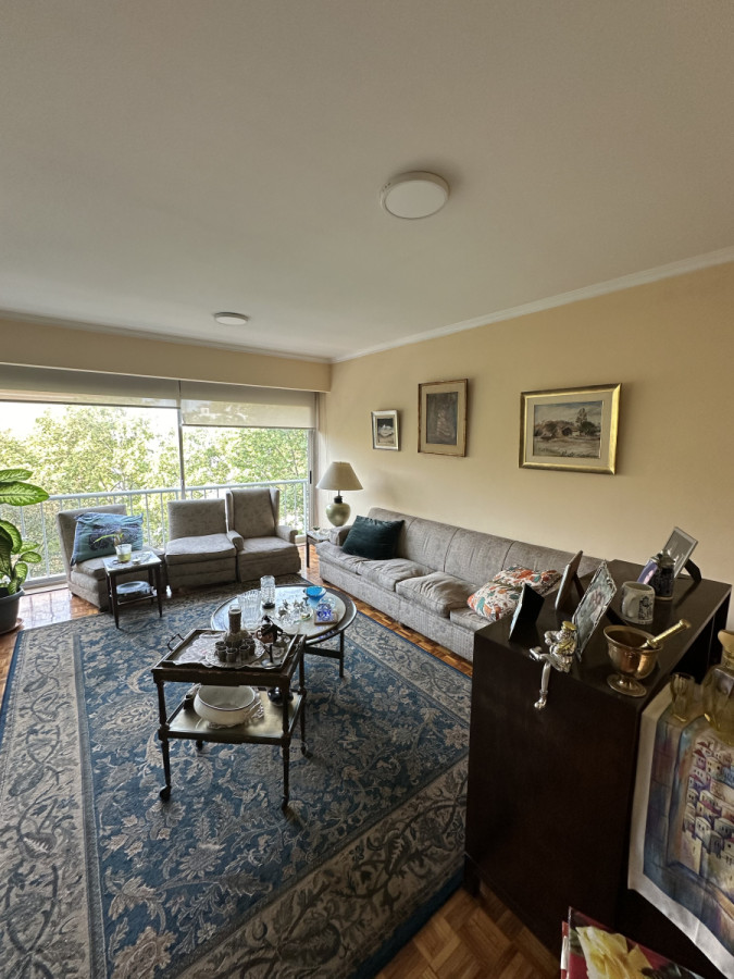 Venta apartamento en Pocitos, 4 dormitorios, garage fijo.