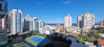 Venta de apartamento de 2 dorm con parrillero propio en Torre Manhattan