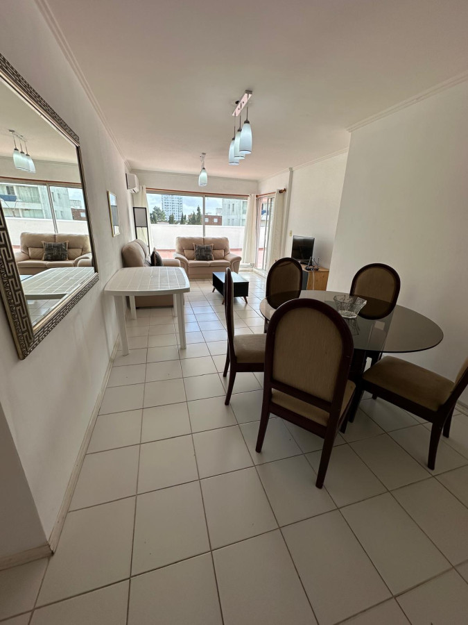 Con terraza amplia y todos los amenities : tu oportunidad en Punta del Este.