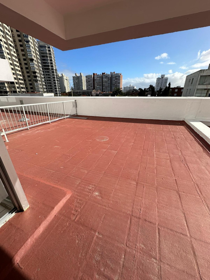 Con terraza amplia y todos los amenities : tu oportunidad en Punta del Este.