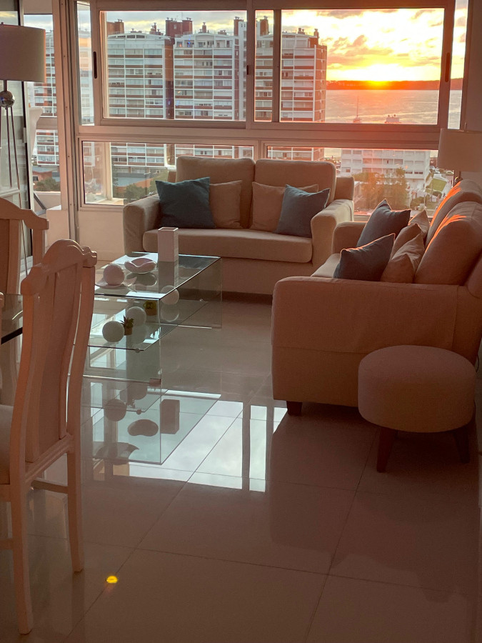 Venta Piso alto esquinero con vistas a Playa Mansa y Playa Brava  Punta del Este