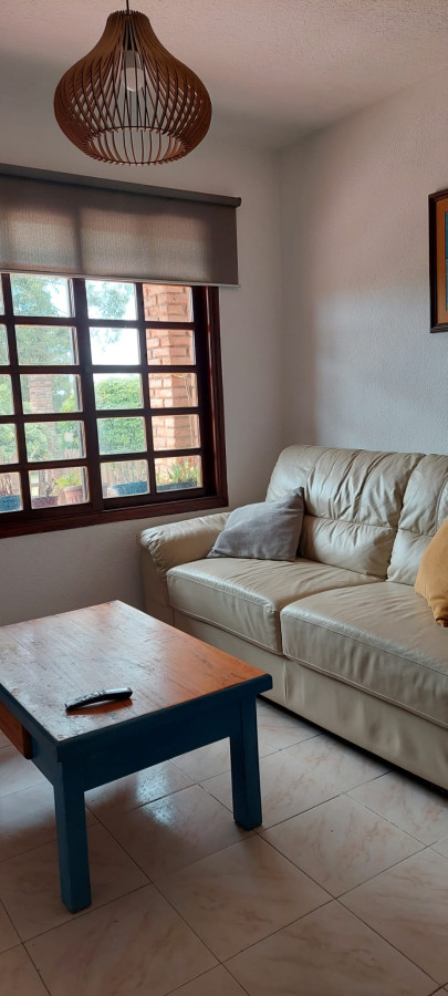 Casa en Alquiler anual 3 dormitorios con cochera techada