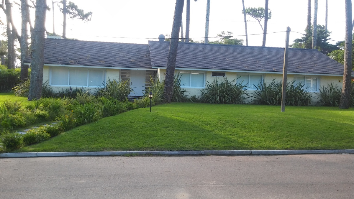 Casa ¨Evergreen¨ Playa Mansa Venta, Alquiler Anual y Temporal