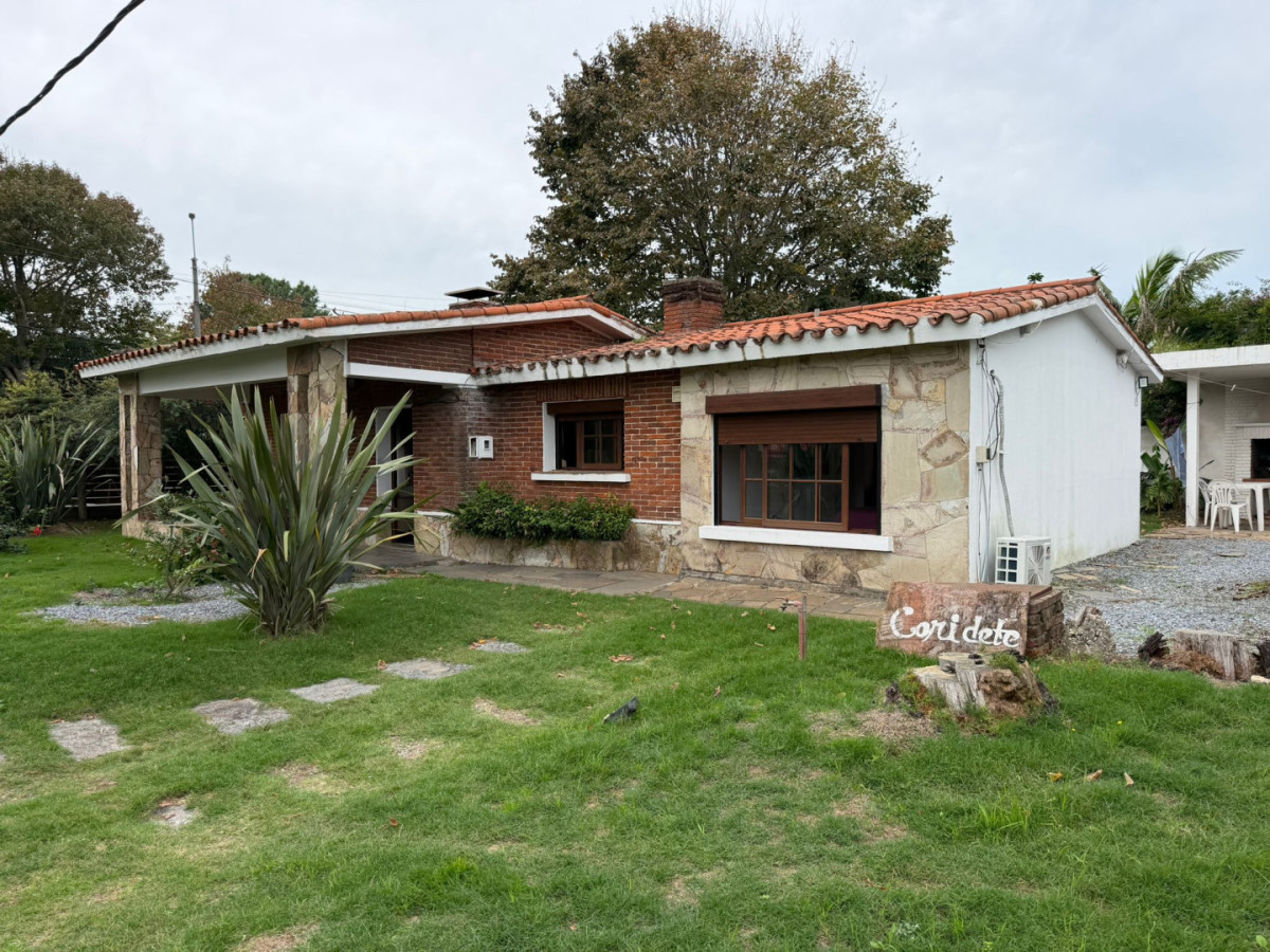 Hermosa casa en venta en Pinares terreno esquinero