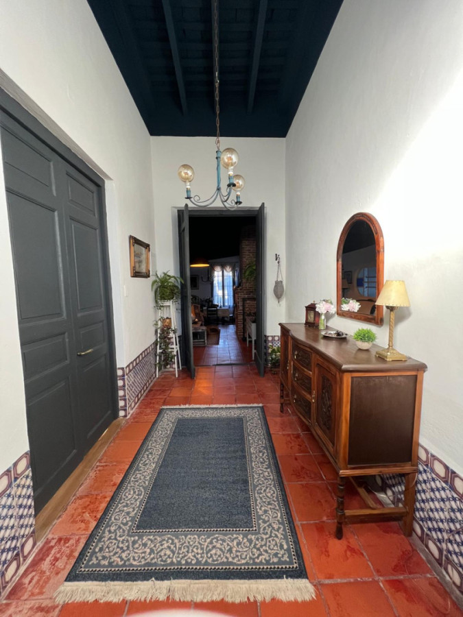 Casa histórica reciclada del siglo XIX ,3 dormitorios + salón independiente . San Carlos