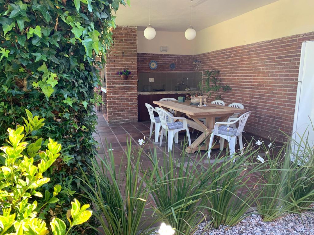 Hermosa Casa de 2 dormitorios y dependencia en Las Delicias parada 25 Playa Mansa
