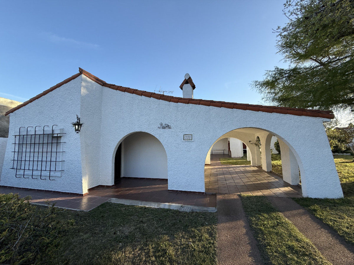 Venta de casa sobre Misiones, 2 Dormitorios, Terreno Esquina