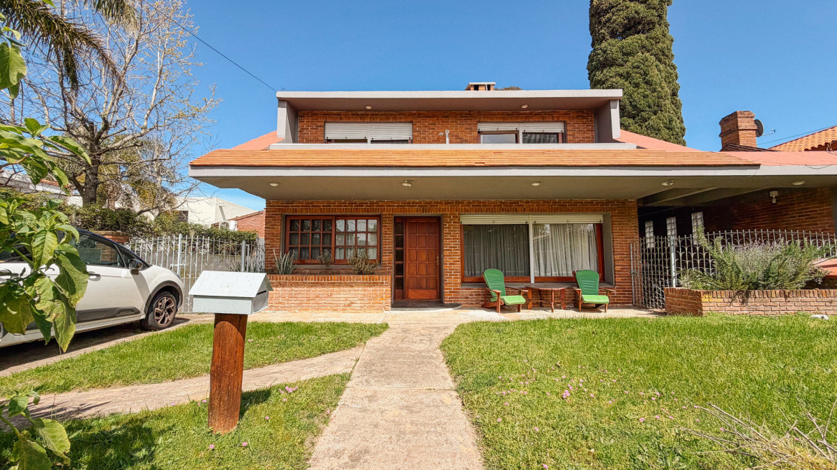 Casa en Venta y alquiler anual de 4 dormitorios y 3 baños las delicias 